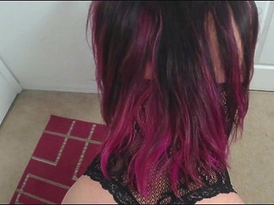 młoda blond dziunia fajnie pieści penisa językiem