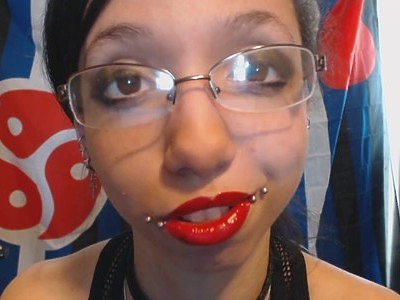 nastolatka w wysokich obcasach ma bardzo mokrą cipcię