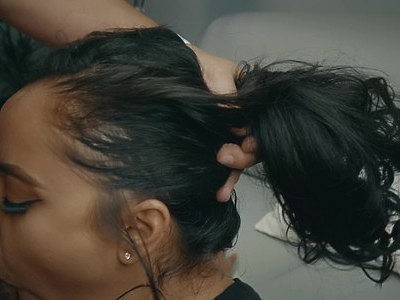 nastolatka leży na brzuszku i liże jego penisa