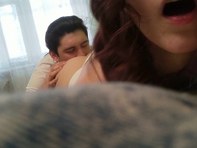 nastolatka w okularach ma krągłe dupsko