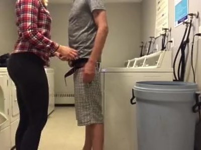 młoda niunia chce poczuć smak czarnego kutasa