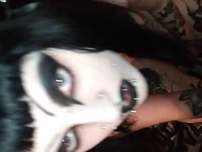 nastolatka i dildo między jej cycami