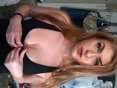 całuje się z młoda brunetką a ona mu potem obciąga