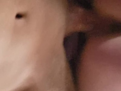 duży koleś i mała nastolatka