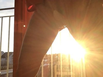 nastolatka bawi się swoją piczą podczas analnego dymania