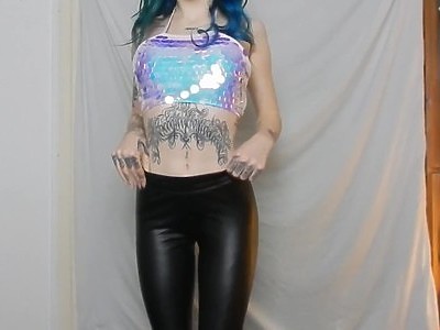 z cycatymi nastolatkami w toalecie