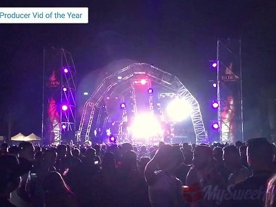 młoda w białych pończochach pukana w trójkącie