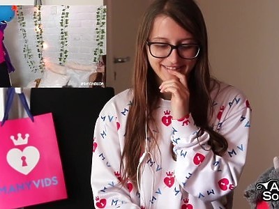 znudzona nastolatka pokazała swoją myszkę