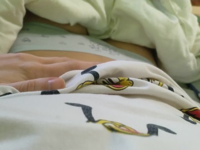 nauczyciel zapina uczennicę