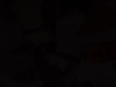 nastolatki ciągną długaśną pałkę na dywaniku