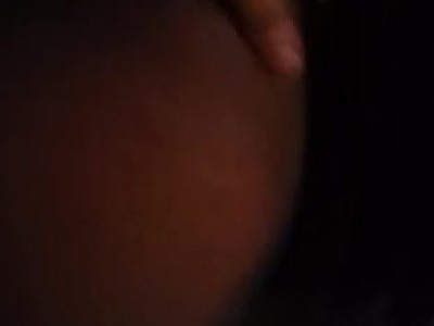 nastolatka wkłada sobie banana w szparkę