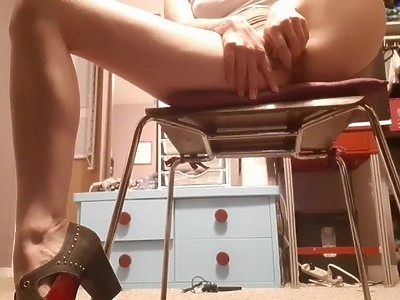 seksowna nastolatka ssię wielkiego kutasa przed kamerką