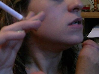 blada nastolatka masturbuje się przy basenie