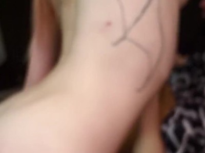 młode siksy podglądały sąsiada i skończyło się to dymaniem