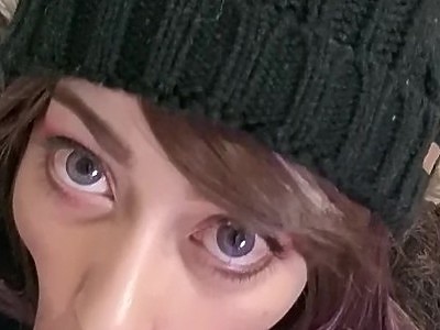 nastolatka na czworaka ciągnie jego pałkę na schodach