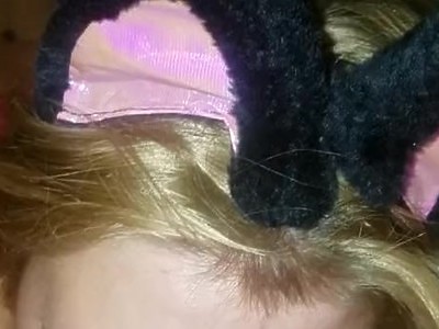 amatorka zdejmuje niebieskie stringi