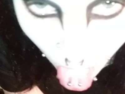 nastolatka wypina dupę do spustu