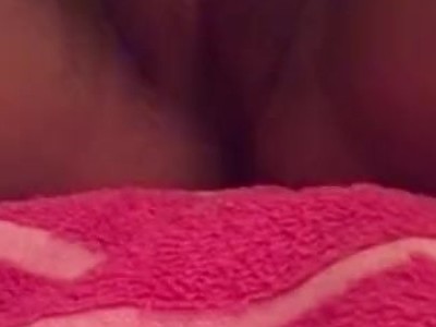 dziewica ujeżdża dupą wibrator