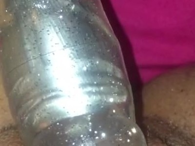 facet siedzi na krześle a nastolatka na nią wskakuje