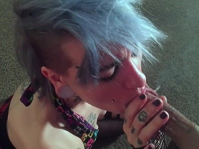 nastolatka unosi nogi i jest dobrze rżnięta w kakaowe oczko