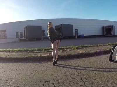 młoda nastolatka oddaje się mu publicznie