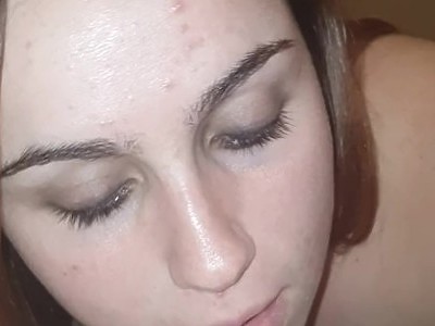 nastolatka pokazuje swoją słodką cipkę