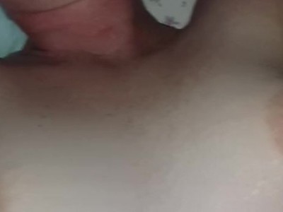 nastolatka całuje jego wyrzeźbione ciałko