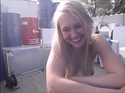 nastolatka w masce obciąga kutasy