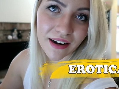 nastolatka z małymi cyckami liże kutasa