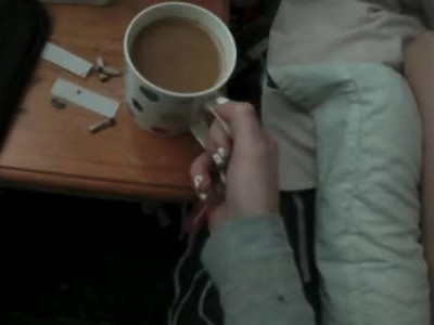 nastolatka zdejmuje majteczki i się zabawia