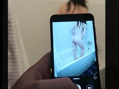 młoda pieści się białą seks zabawką