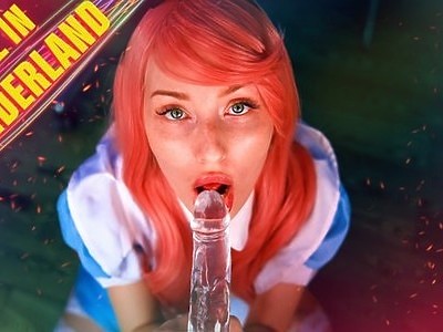 nastolatka z wielkim biustem rozbiera się na łóżku