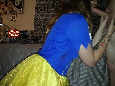 gorąca i cycata nastolatka fajnie liże kutasa