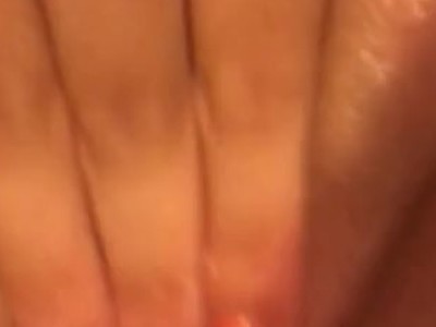 nastolatka pokazuje swoją słodką filuminke