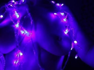 dwie młode dupeczki rozkładają szeroko nogi