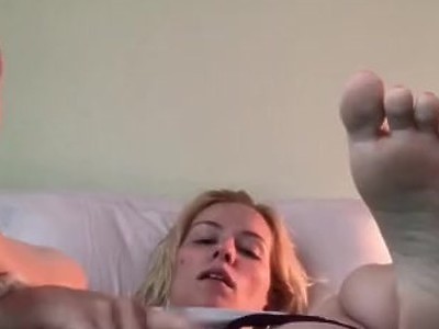 gorąca nastolatka masturbuje się