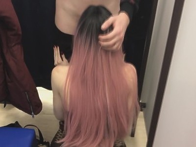 nastolatka z przystrzyżoną piczką jęczy z podniecenia