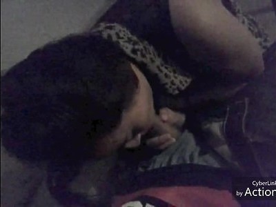 seks na skórzanej kanapie z czarnowłosą laską