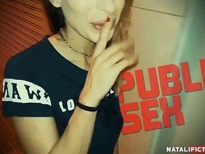 młoda nastolatka szykuje się do seksu