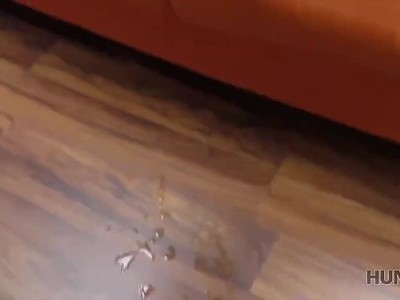 ruda nastolatka i jej różowa cipka