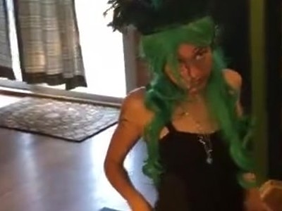 orientalna nastolatka lize sterczącego penisa