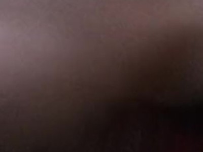 nastolatka w szpilkach masturbuje się na krzesełku