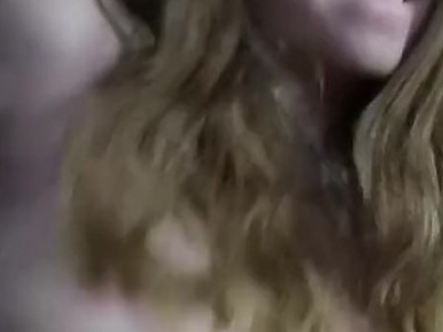 młoda kocica mizia przed nim swoją szpareczkę