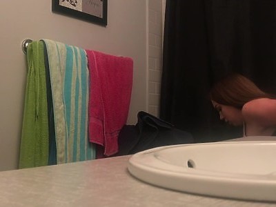 związana nastolatka z głową w klatce