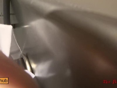 rozbiera młodą kocicę