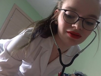 nastolatka bierze w rękę stojącego fjuta