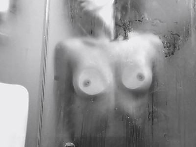 nastolatka siedzi na taborecie a on jebie ją w kakao