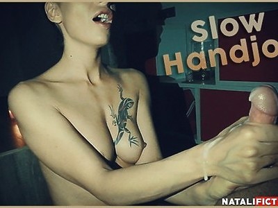 nastolatka z dużym dekoltem dobrze ssie kuśkę