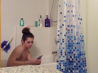 nastolatka ciągnie sterczącego penisa