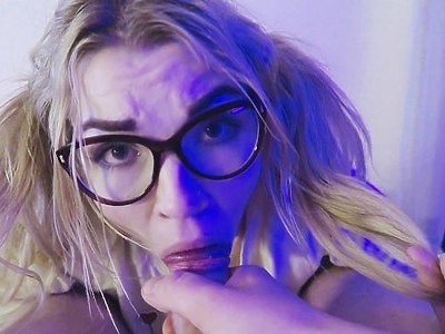 młoda czarnoskóra jordin używa szklanego dildo